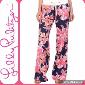 Lilly Pulitzer Beach Pants in Bright Navy Via Sunny print